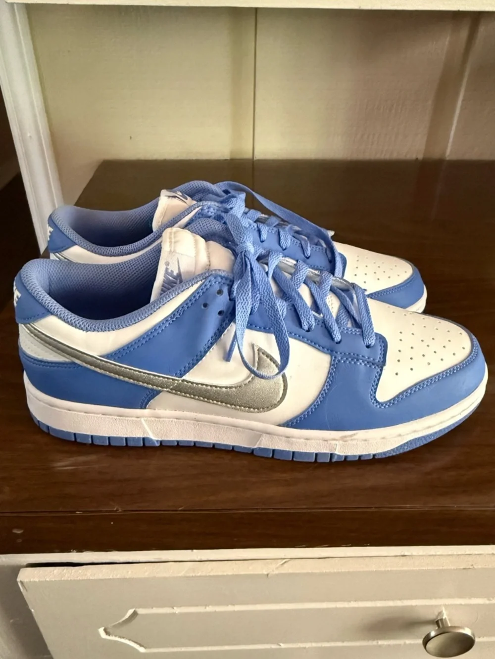 Nikes never worn - Picture 3 of 8